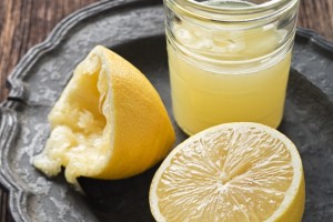 limonata-fatta-in-casa-sciroppo-limoni-concentrato-freddo