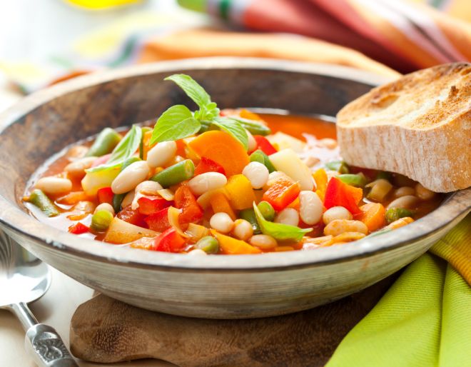 ricette-economiche-invernali-zuppa-minestra-fagioli-cannellini-pomodoro