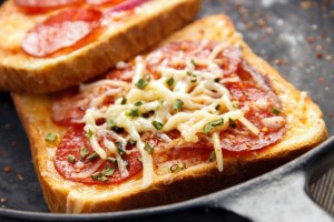 fare-la-pizza-con-pane-dei-toast-cassetta-tramezzino-risparmiare