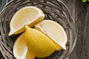 pulire-con-il-limone